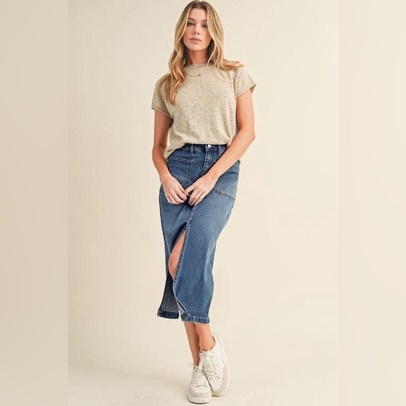 Denim skirt with slit - Picture 7 of 8